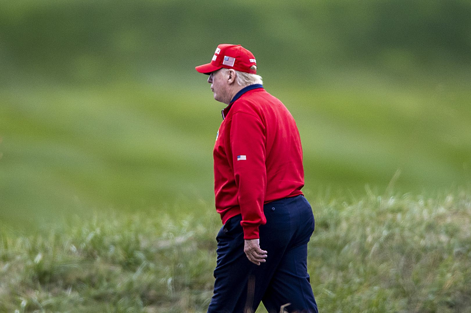 Napisy nad polem golfowym Donalda Trumpa. "Ciepłe przywitanie"