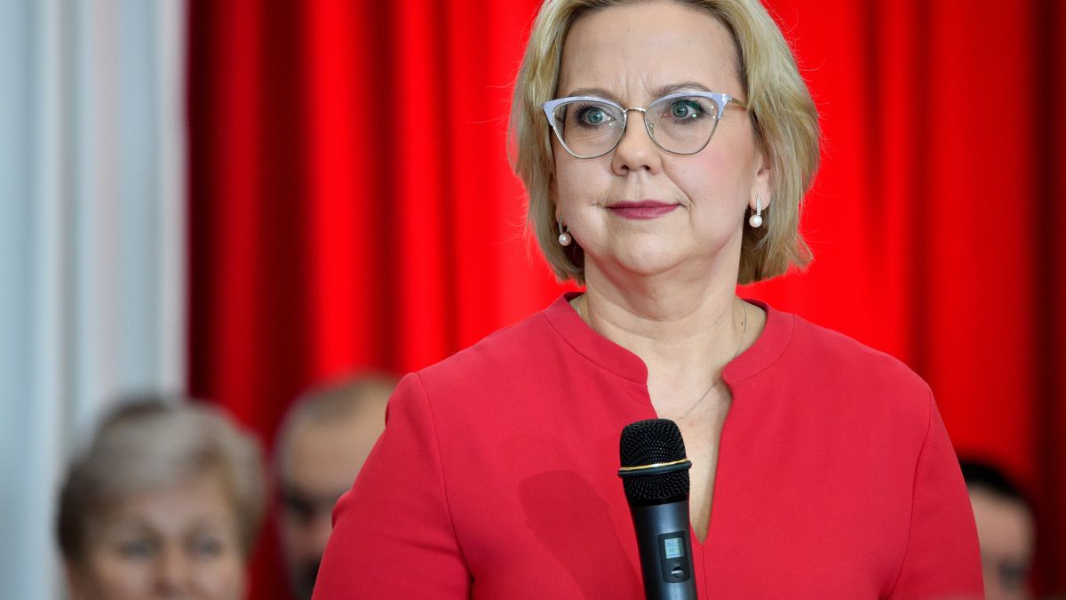 Kozienice, 19.03.2023. Minister klimatu i środowiska Anna Moskwa podczas spotkania z wyborcami na temat bezpieczeństwa energetycznego, 19 bm. w Kozienicach. Wydarzenie odbyło się w ramach trasy programowej Prawa i Sprawiedliwości pod hasłem "Przyszłość to Polska". (pp/amb) PAP/Piotr Polak