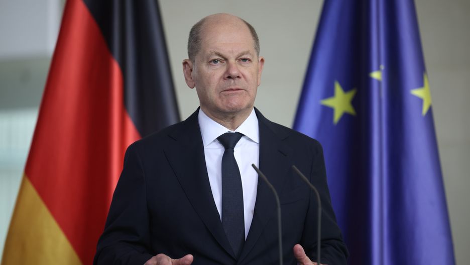 German Chancellor Olaf Scholz gestures during a press conference with Georgia's Prime Minister Irakli Kobakhidze, at the Chancellery in Berlin, Germany, 12 April 2024. German Chancellor Olaf Scholz and Georgia's Prime Minister Irakli Kobakhidze met for bilateral talks. EPA/CLEMENS BILAN Dostawca: PAP/EPA.