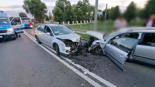 Wypadek w Brudzeniu Dużym. 31-letni kierowca bez uprawnień doprowadził do czołowego zderzenia!