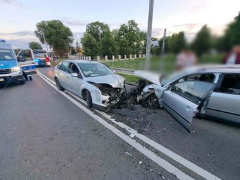 Wypadek w Brudzeniu Dużym. 31-letni kierowca bez uprawnień doprowadził do czołowego zderzenia!
