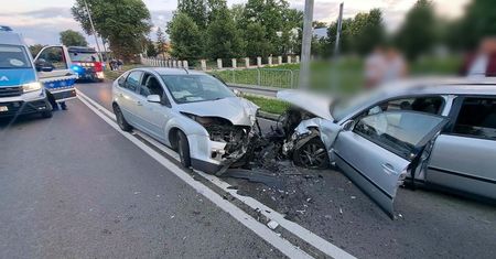 Wypadek w Brudzeniu Dużym. 31-letni kierowca bez uprawnień doprowadził do czołowego zderzenia!
