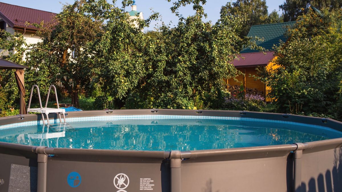 Utrzymanie odpowiedniej temperatury w basenie ogrodowym wymaga zastosowania np. elektrycznego podgrzewacza wody.