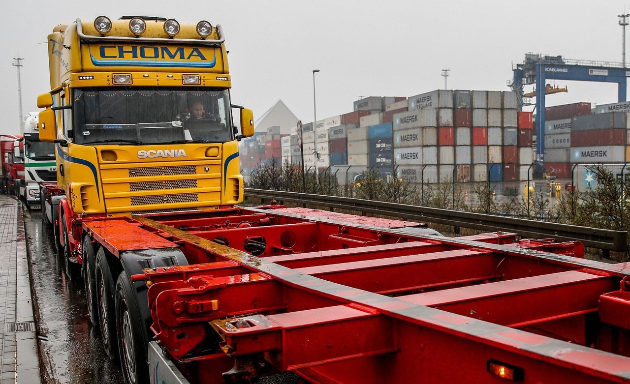 NBP bije na alarm: Polska na minusie 2 mld zł. Eksport wyhamował