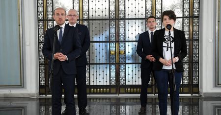 Koronawirus w Polsce. "Założę maseczkę, bo ze Śląska". KO składa wniosek do komisji etyki