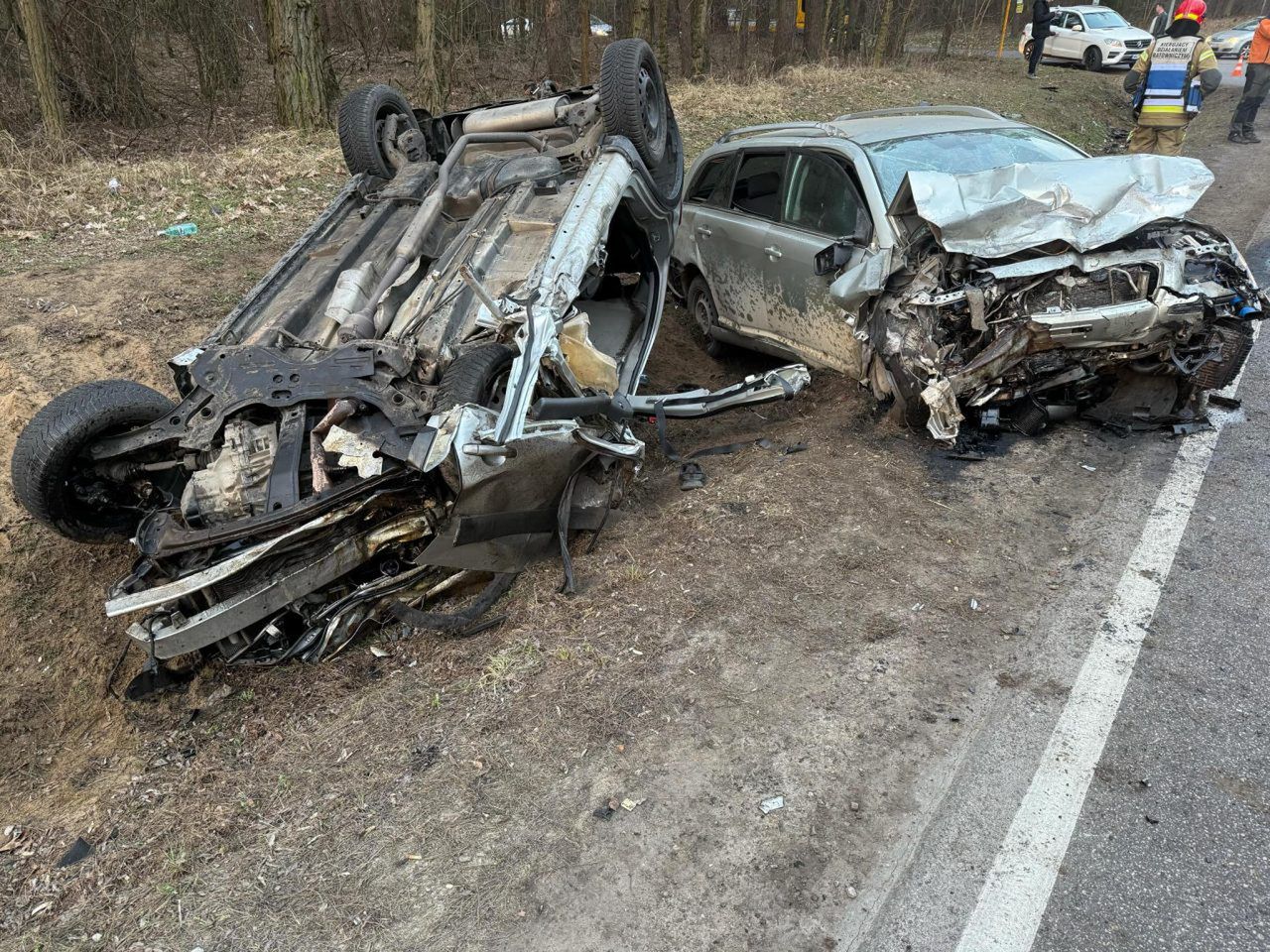 Czołowe zderzenie pod Wołominem. Kierowcy poważnie ranni