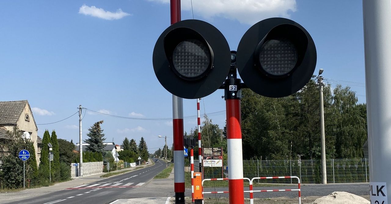 Szamotuły: Chwile grozy na torach w gminie Szamotuły. Dzieci utknęły między zamkniętymi rogatkami - świadkowie zapobiegli tragedii