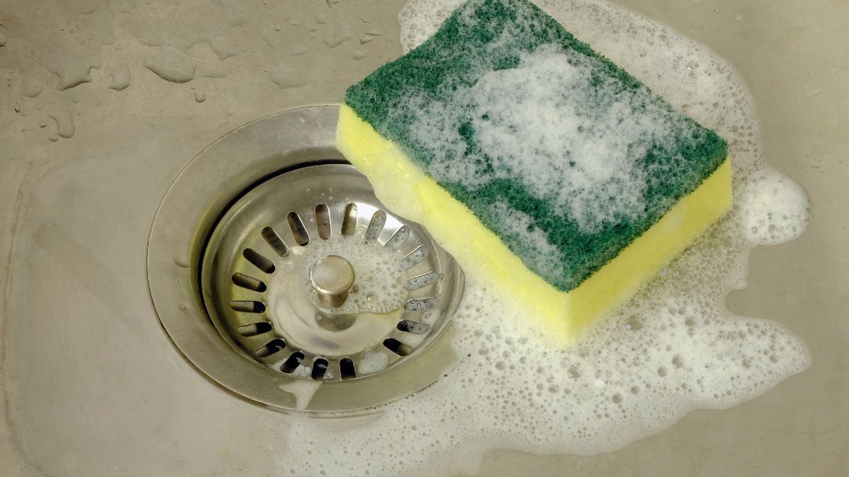 Używasz pierwszej lepszej gąbki do zmywania naczyń? Oto dlaczego popełniasz błąd 