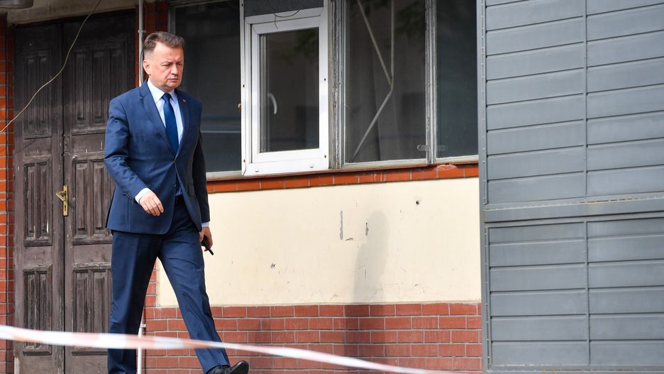 Warszawa, 04.07.2023. Minister obrony narodowej Mariusz Błaszczak w drodze na posiedzenie prezydium Prawa i Sprawiedliwości, 4 bm. w siedzibie ugrupowania przy ulicy Nowogrodzkiej w Warszawie. (ad) PAP/Radek Pietruszka