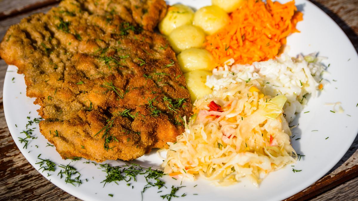 Kotlet schabowy z surówką