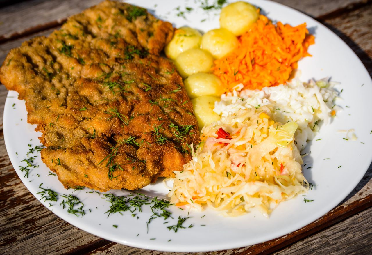 Kotlet schabowy z surówką