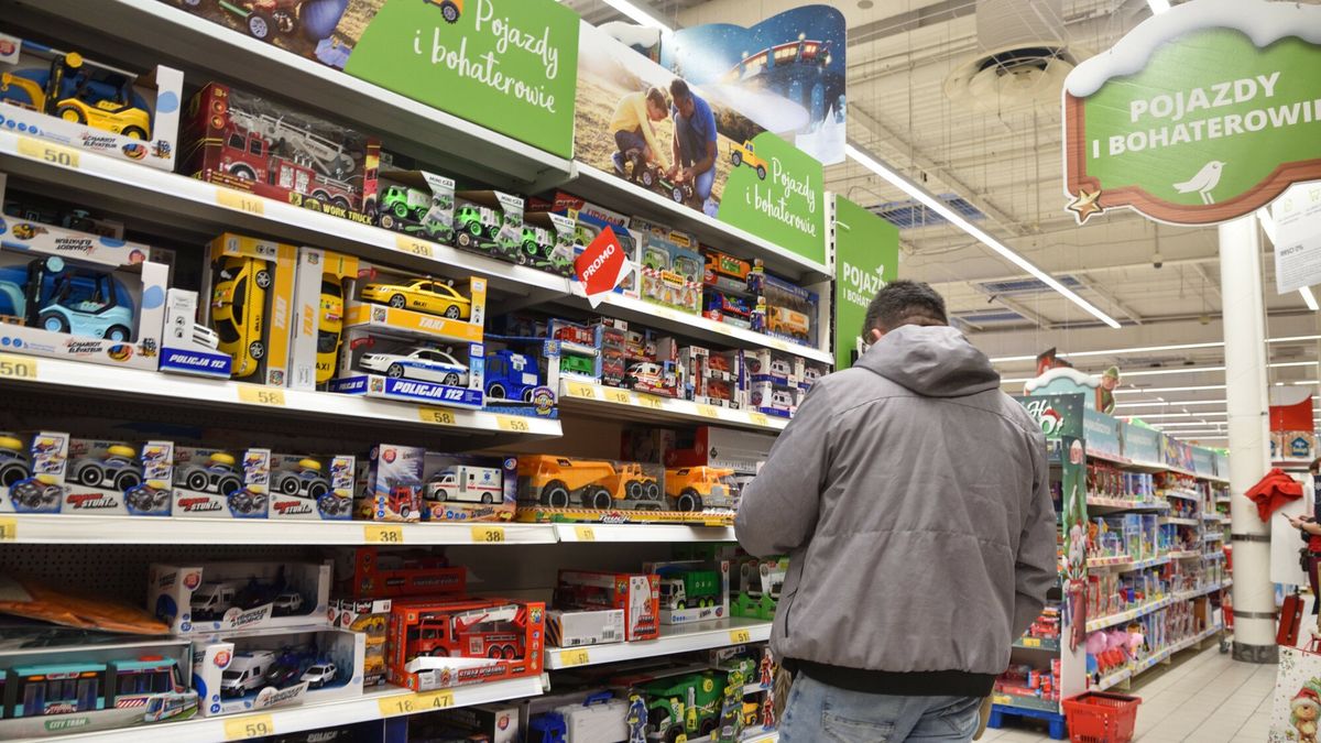 Stock Bart?omiej Magierowski
Fot. Bartlomiej Magierowski/East News. Wroclaw 11.12.2023. Przedswiateczne zakupy w hipermarkecie Auchan przy ulicy Krzywoustego. N/z: regaly z zabawkami i klienci.
Bartlomiej Magierowski