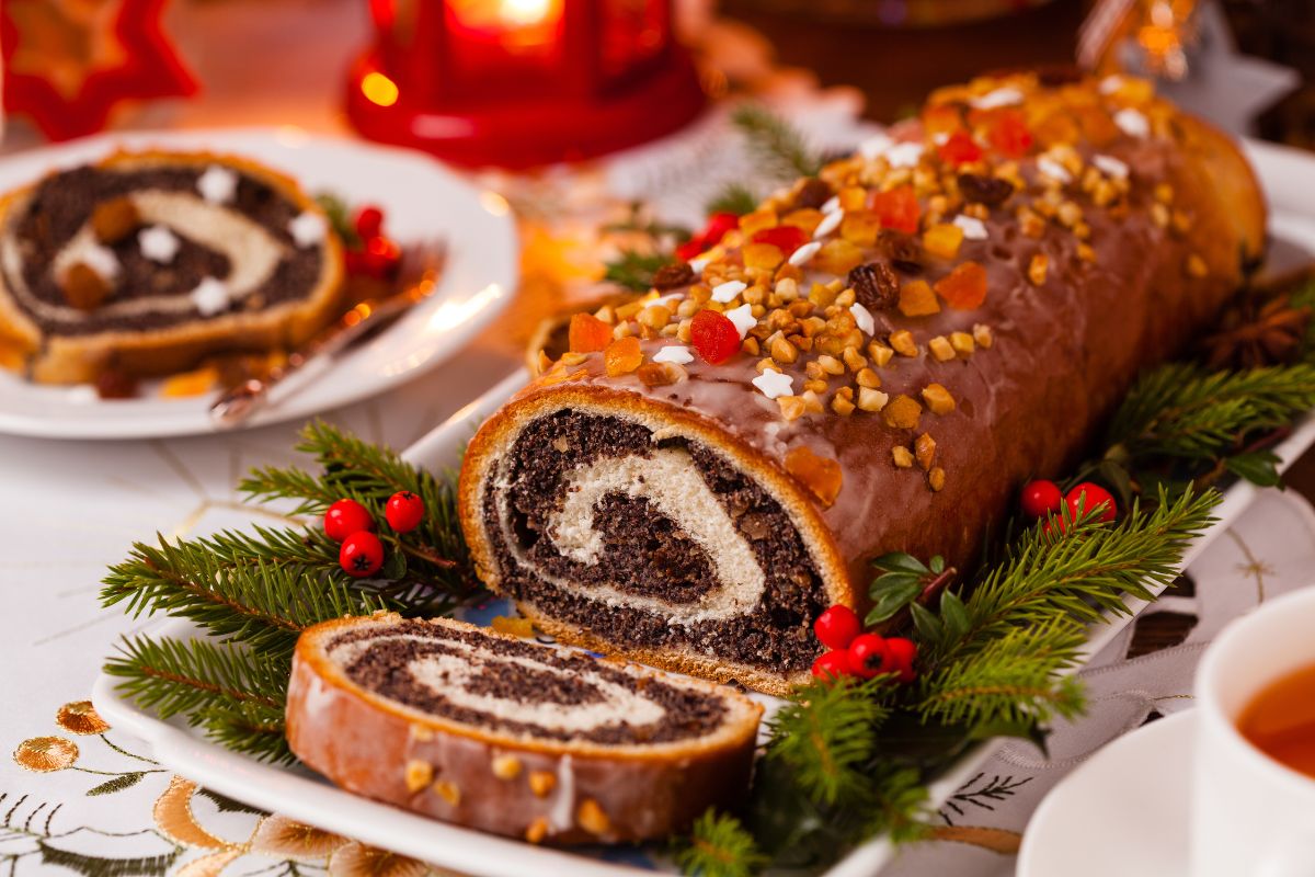 What to do to prevent gaps from forming in the holiday poppy seed cake?