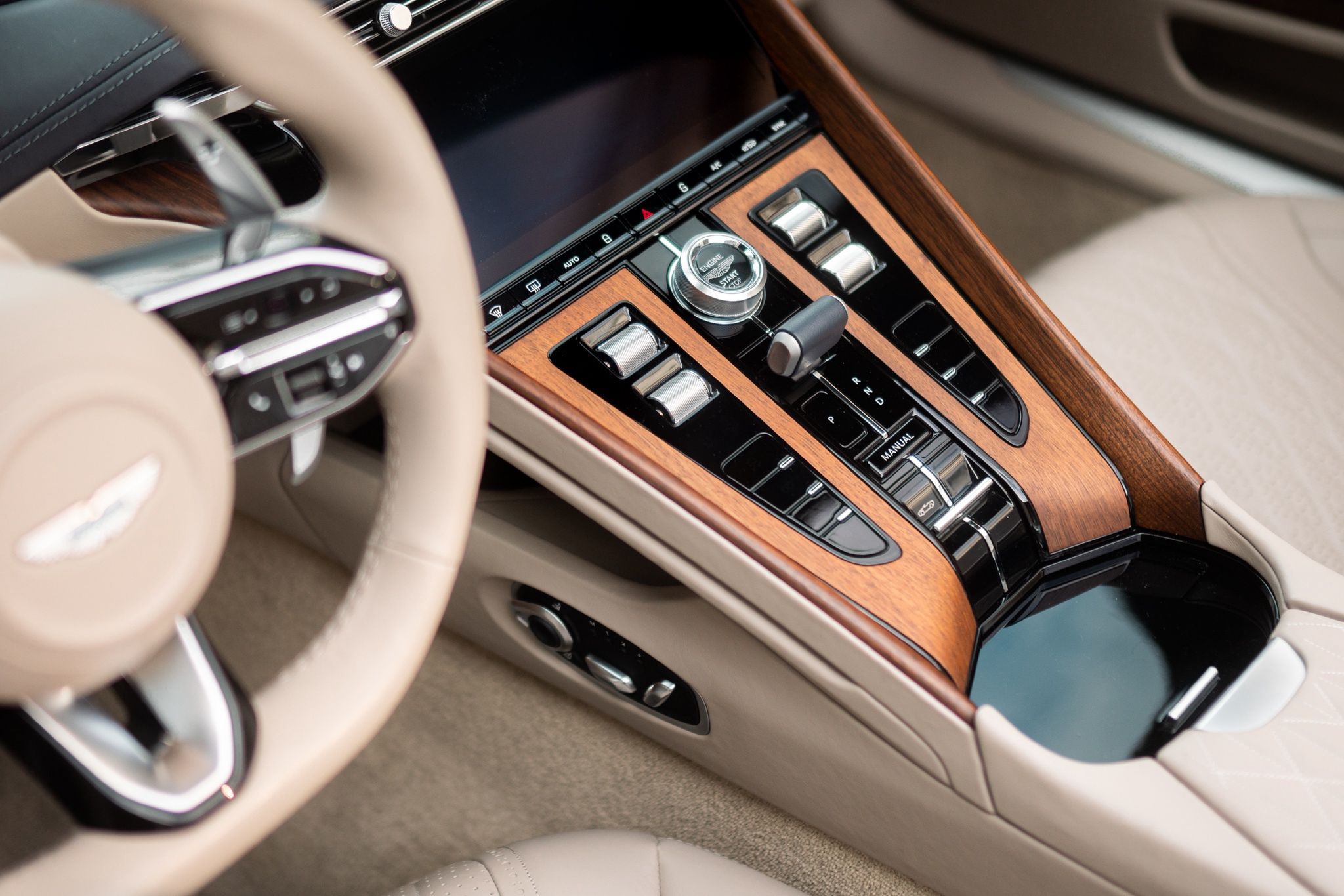Aston Martin DB12 Volante