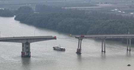 Statek uderzył w most i go przerwał. Kilka pojazdów spadło, są ofiary