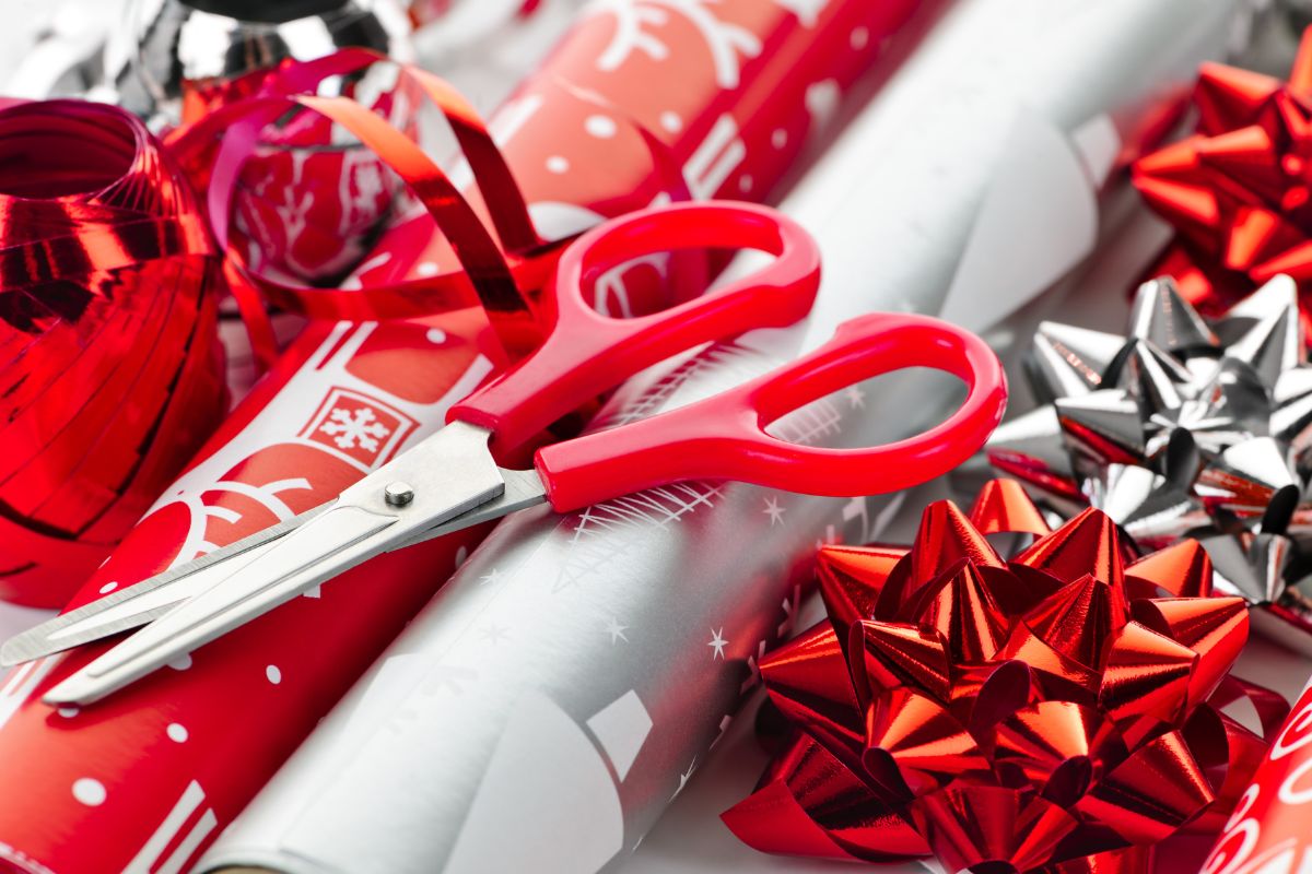 Wykorzystaj dekoracje do pakowania prezentów.