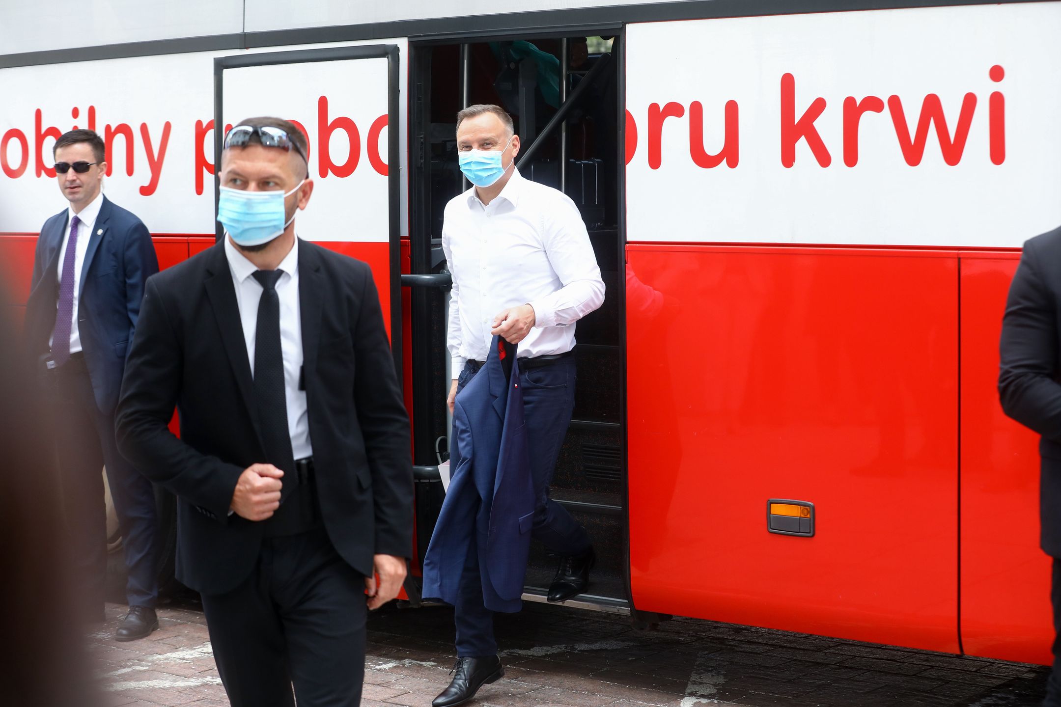 Prezydent Andrzej Duda wychodzący z mobilnego punktu poboru krwi 