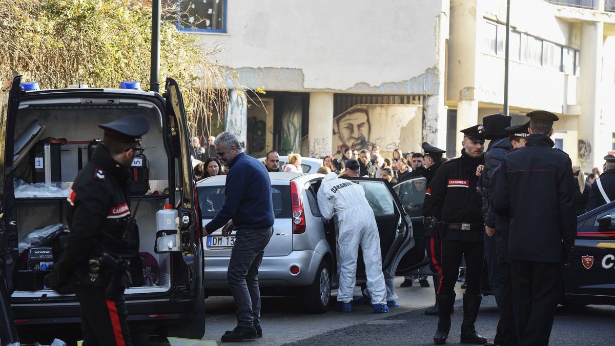 NAPLES, CAMPANIA, ITALY - 2020/01/23: Murder of Camorra (Mafia) in the district of Miano, suburb of Naples. The victim is Stefano Bocchetti, 44 years old. Crime scene investigative police. (Photo by Salvatore Laporta/KONTROLAB/LightRocket via Getty Images)