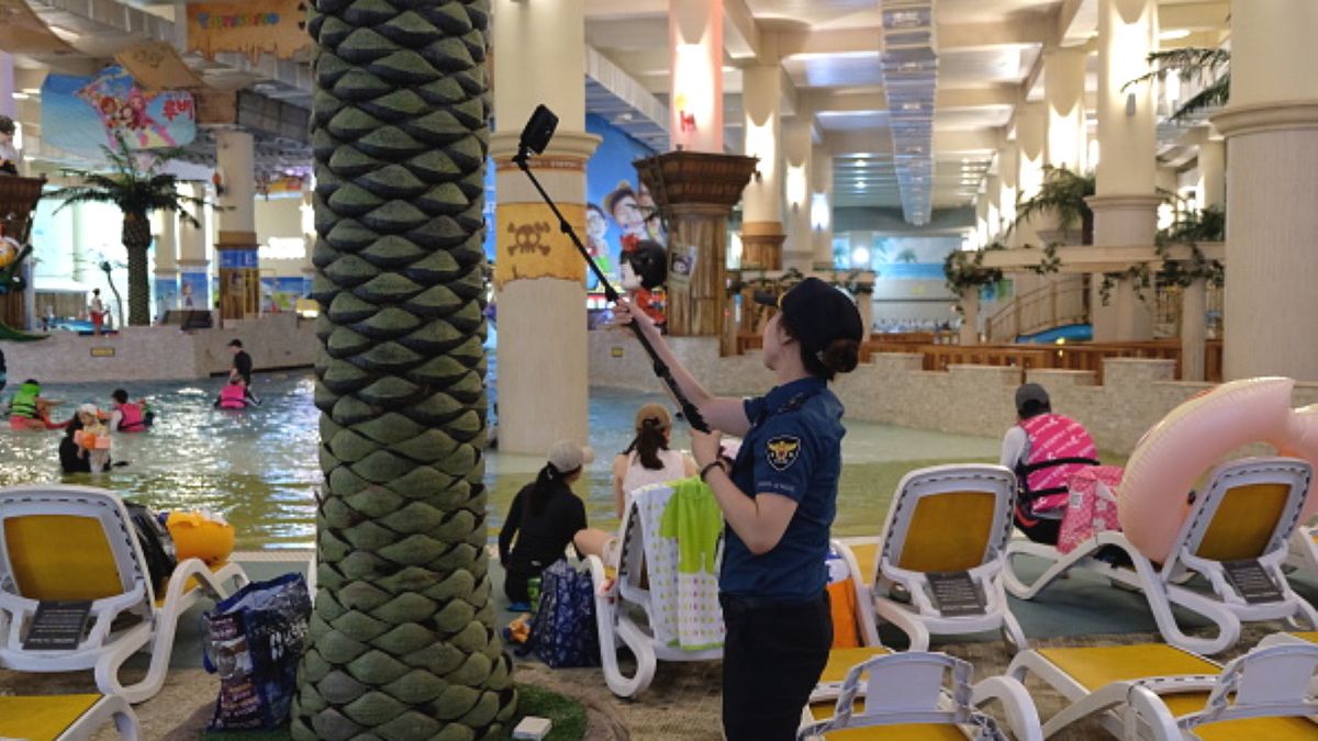 Mała dziewczynka wpadła do hotelowego basenu. Nie udało się jej uratować (zdjęcie ilustracyjne)