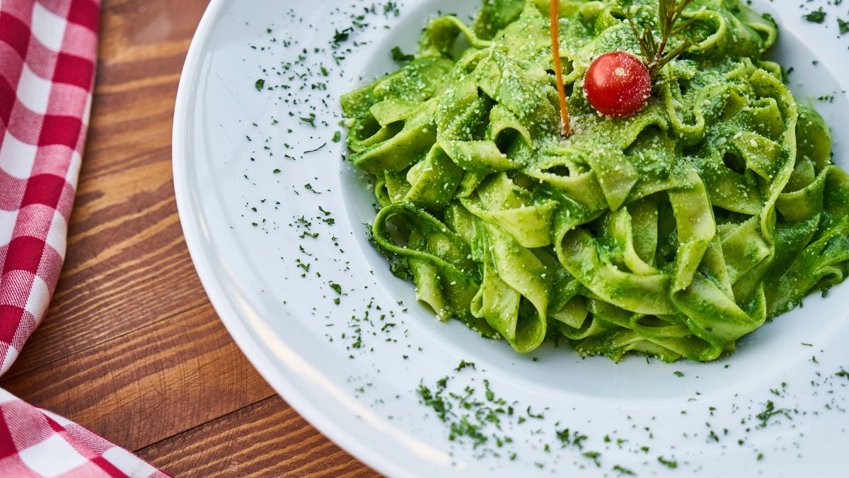 Pomysł na obiad bez mięsa: makaron ze szpinakiem i groszkiem