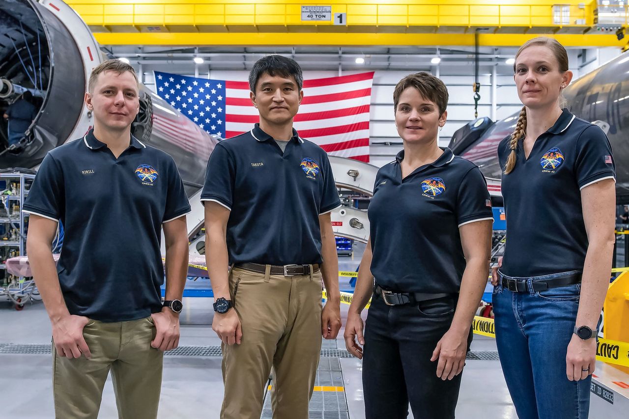 Załoga Crew-10, Kirył Pieskow z Roskosmosu, Takuya Onishi z JAXA oraz Anne McClain i Nichole Ayers z NASA. To oni polecą pojazdem, którym miał lecieć Sławosz Uznański.