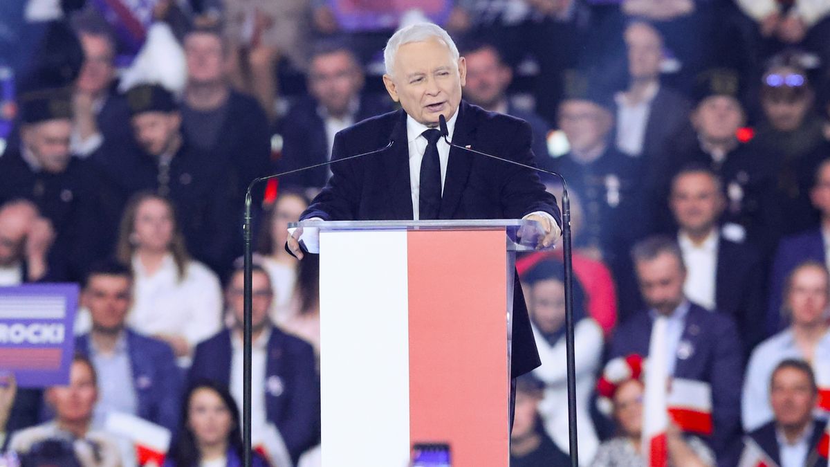 Łódź, 27.04.2025. Wybory Prezydenta RP 2025 - kampania. Prezes PiS Jarosław Kaczyński na konwencji wyborczej kandydata Komitetu Obywatelskiego w zbliżających się wyborach na fotel prezydenta RP, popieranego przez Prawo i Sprawiedliwość, prezesa Instytutu Pamięci Narodowej Karola Nawrockiego w Hali EXPO w Łodzi, 27 bm. (ad) PAP/Marian Zubrzycki