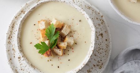 Za tę letnią zupę trzeba w restauracji zapłacić niemało pieniędzy. W domu przygotujesz ją za grosze