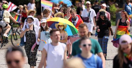 Tęczowe akty małżeństwa na marszu równości. "Ogłaszam was żoną i żoną"
