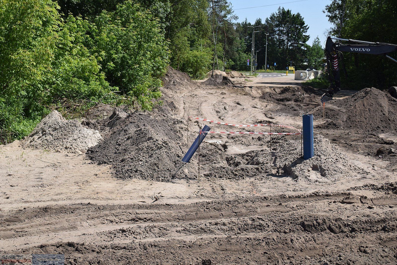 Tak w czerwcu 2025 wygląda budowa nowej drogi we Włocławku, która połączy ul. Papieżka z al. Kazimierza Wielkiego. Ma być gotowa w październiku 2025 roku.