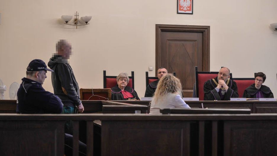 Mężczyzna zadzwonił na policję i poinformował, że w domu doszło do wybuchu pieca, podczas jego rozpalania. Na miejscu okazało się jednak, że sytuacja jest zupełnie inna. Policjanci ustalili, że żaden piec nie był w ogóle rozpalany. Mężczyzna został zatrzymany. Miał wówczas 3 prom. alkoholu w wydychanym powietrzu.
