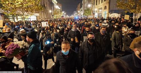Strajk Kobiet. Mężczyźni popierają protesty chętniej niż kobiety? Eksperci tłumaczą wyniki badań
