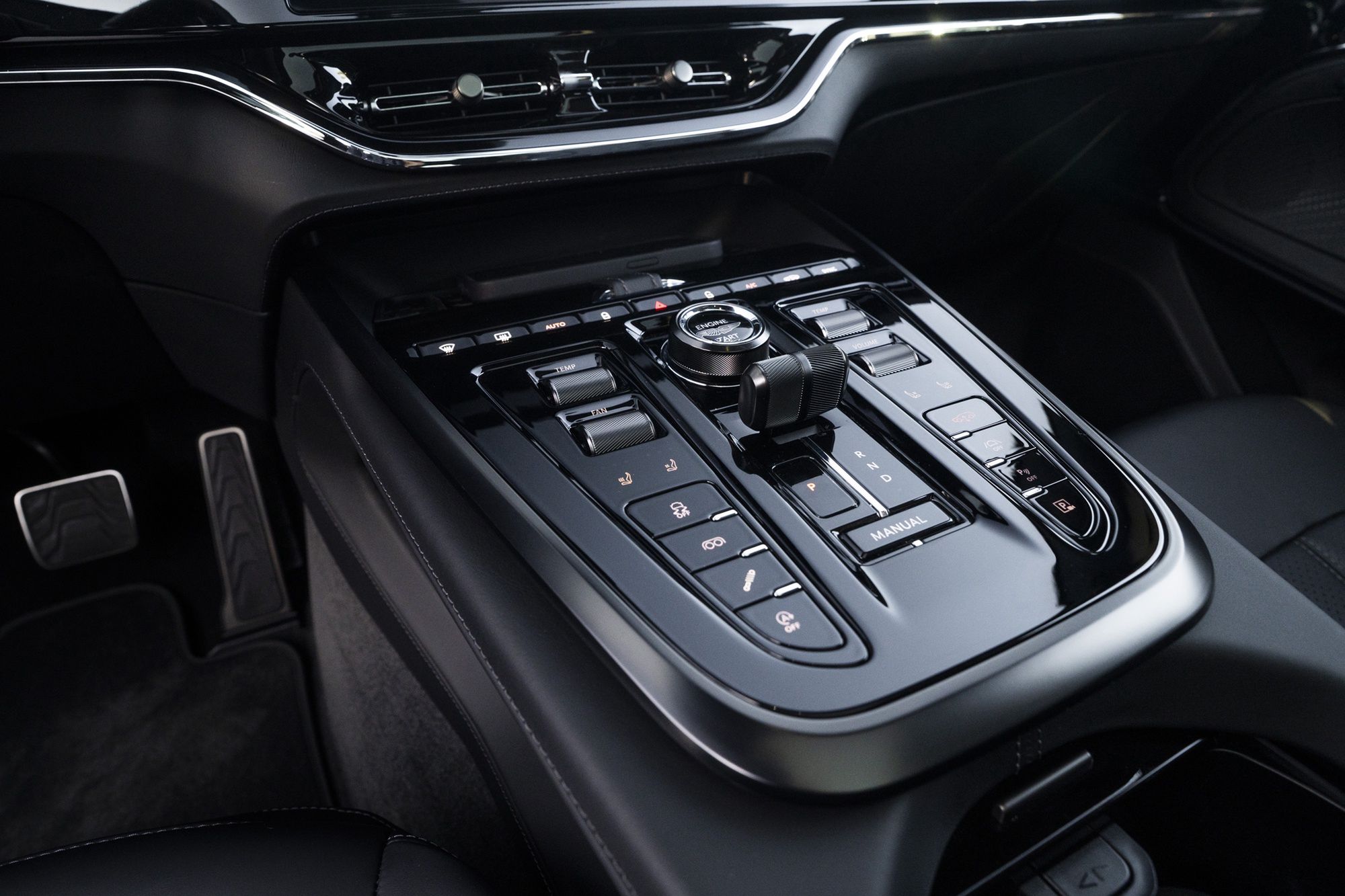 Aston Martin DBX S (2025)