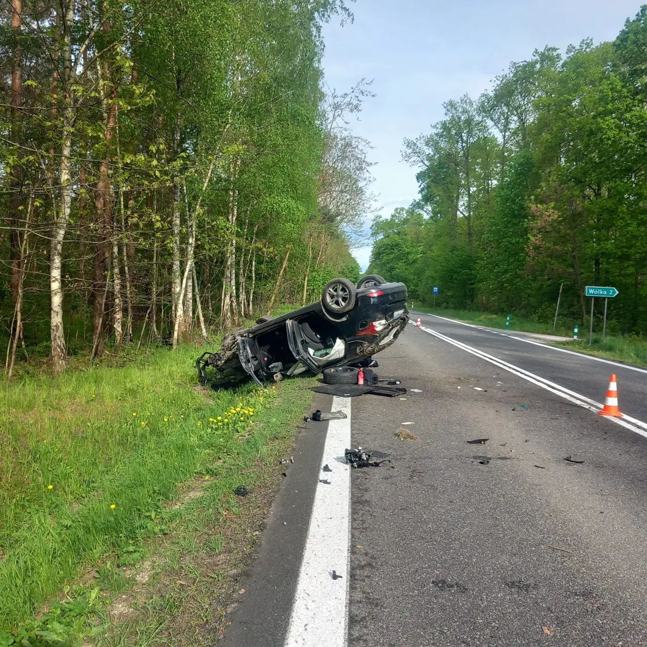 Na zdjęciu pojazd, który dachował