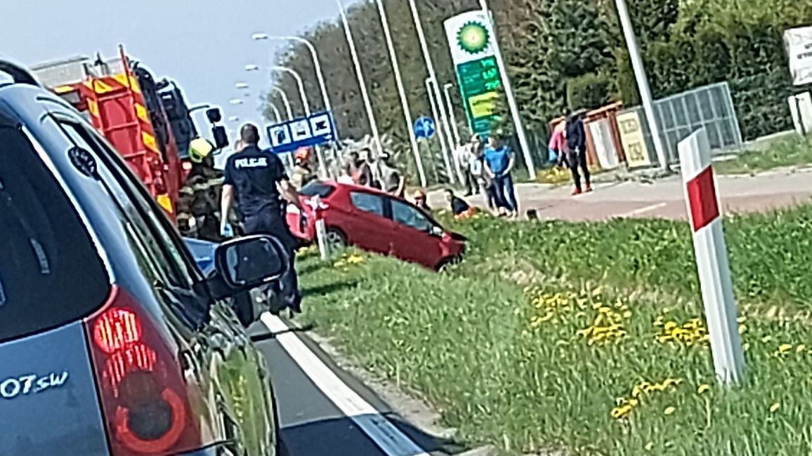 Samochód w rowie na drodze wojewódzkiej nr 747 w Radawcu Dużym