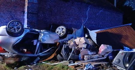 Wonieść: Pijany kierowca dachował. Skosił ogrodzenie i blaszany garaż