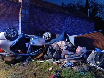 Wonieść: Pijany kierowca dachował. Skosił ogrodzenie i blaszany garaż