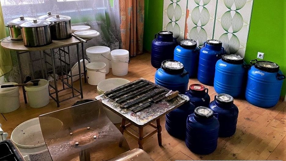 Wrocław. "Czysta, rum, dąb, łycha". Nielegalna linia produkcyjna alkoholu przejęta przez policję