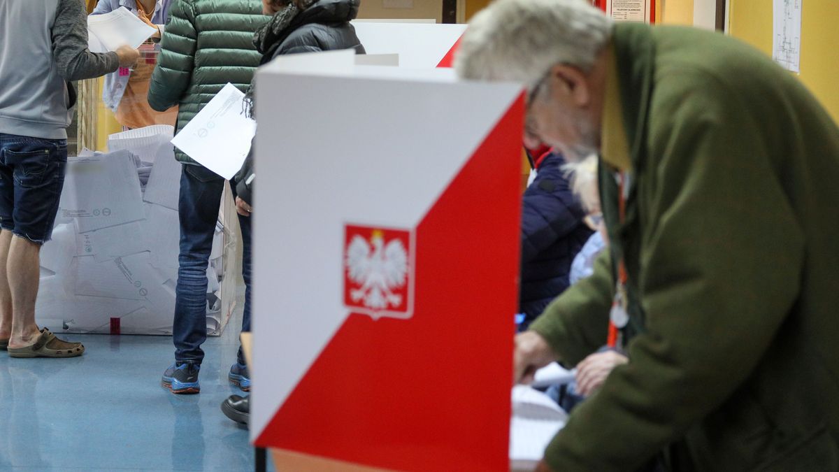 Głosowanie w wyborach. Zdjęcie ilustracyjne