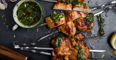7 pomysłów, co zrobić z resztkami jedzenia upieczonego na grillu