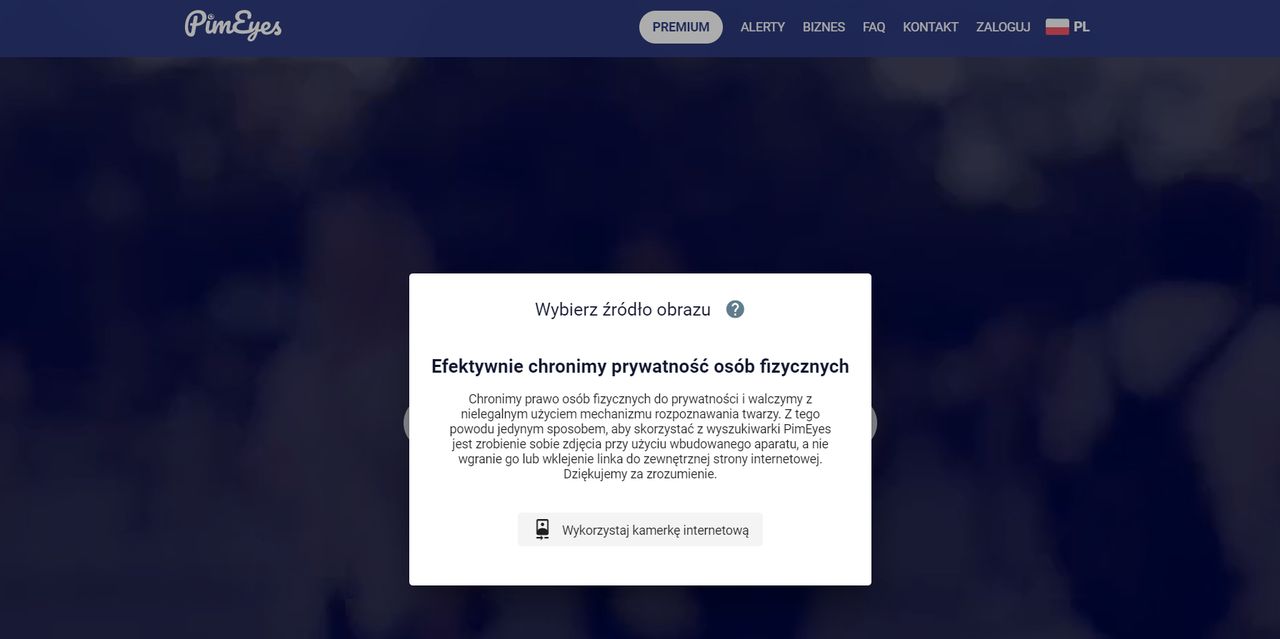 Twórcy serwisu PimEyes proszą, by wgrywać zdjęcia pochodzące wprost z kamery internetowej, fot. Oskar Ziomek.