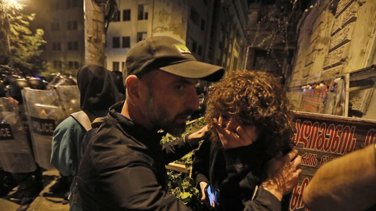 Niechciana ustawa przeszła przez parlament. Gruzini protestują i się boją