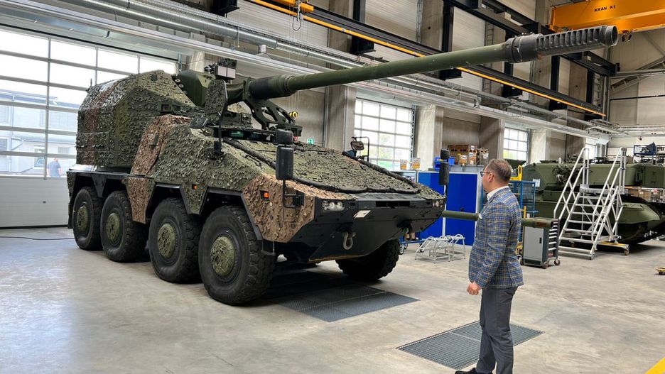 Ukraiński ambasador podziwiający jedną z wyprodukowanych armatohaubic RCH 155.