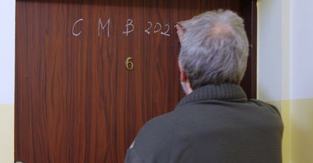 Trzech Króli. Wiele osób robi to źle. Episkopat tłumaczy, jak oznaczyć drzwi