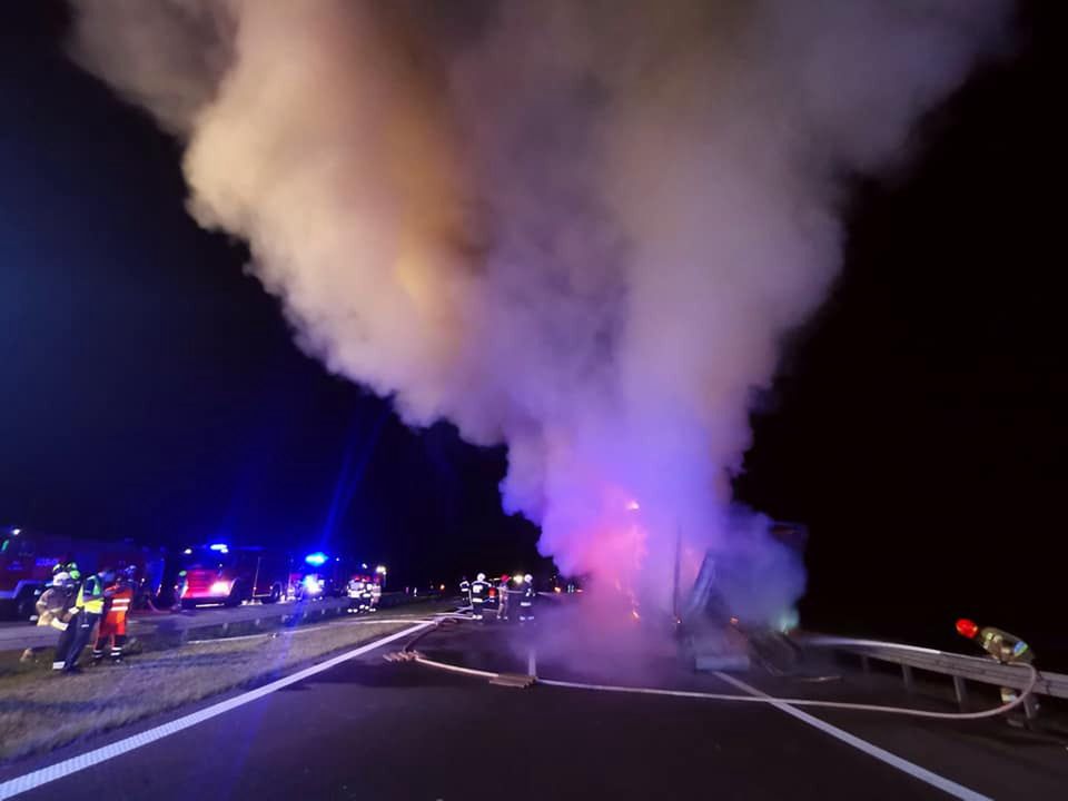Glińsk: Duży pożar ciężarówki z tekstyliami na autostradzie A2. Kłęby dymu widać było z daleka