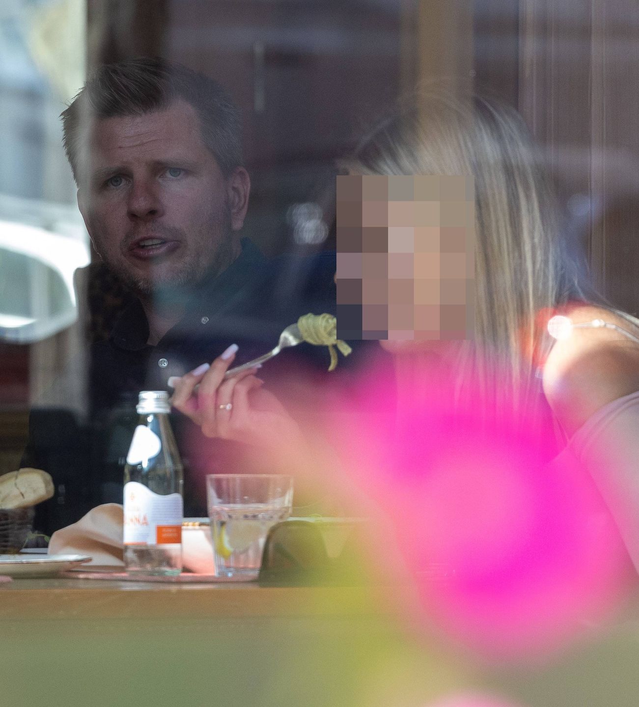 Filip Chajzer przyłapany na mieście z 20-letnią narzeczoną