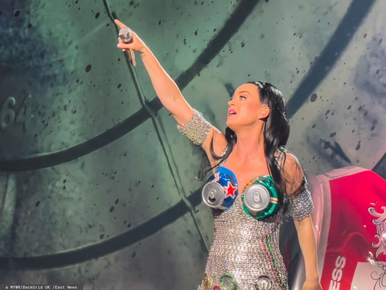 Katy Perry w zgniecionych puszkach na piersiach
