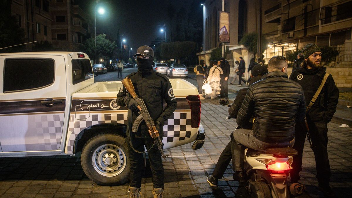 Syria — nowe władze walczą z lojalistami Asada.