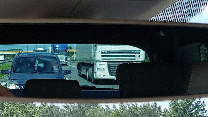 Zbyt bliska jazda skończy się mandatem. O jego wysokości - póki co - zadecyduje funkcjonariusz