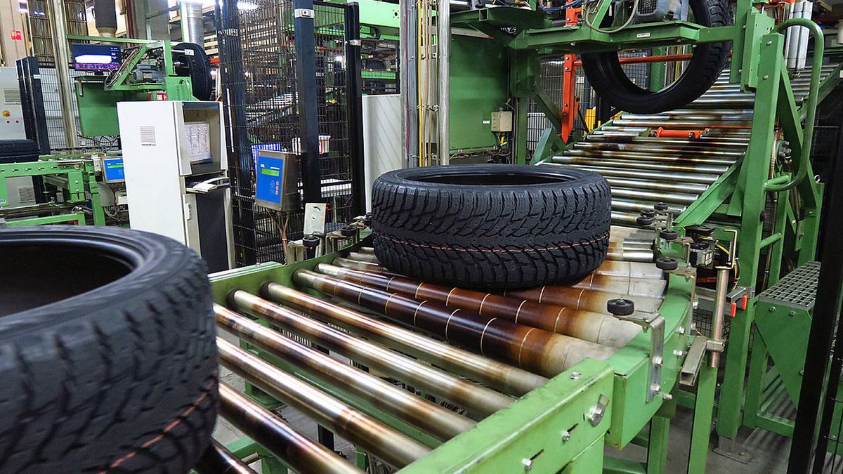 Nokian ma fabrykę w Rosji. Zapowiedział, że część produkcji zostanie przeniesiona i wysłał transport.