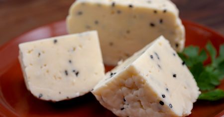 Zachwycamy się oscypkiem, a ignorujemy inny polski ser. Lepszy niż mozzarella
